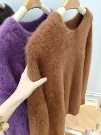 Poliészterből készült kerek nyakú pulóver, faux Mink Velvet textúrával, közepes vastagságú