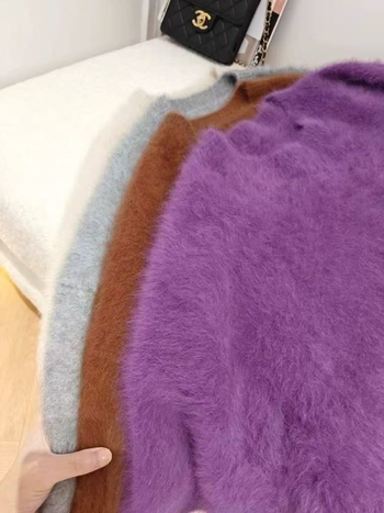 Poliészterből készült kerek nyakú pulóver, faux Mink Velvet textúrával, közepes vastagságú