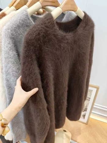 Poliészterből készült kerek nyakú pulóver, faux Mink Velvet textúrával, közepes vastagságú