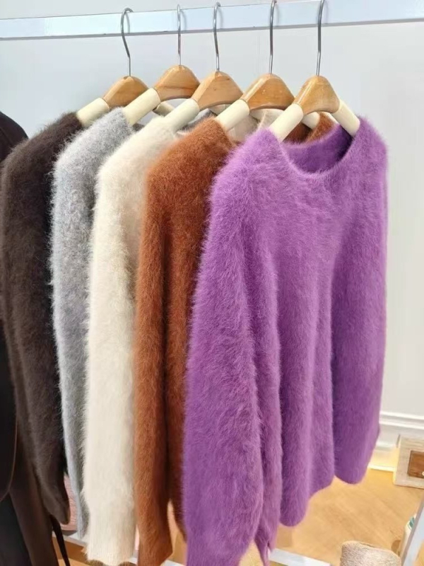 Poliészterből készült kerek nyakú pulóver, faux Mink Velvet textúrával, közepes vastagságú