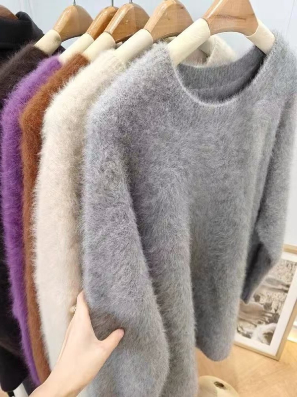 Poliészterből készült kerek nyakú pulóver, faux Mink Velvet textúrával, közepes vastagságú