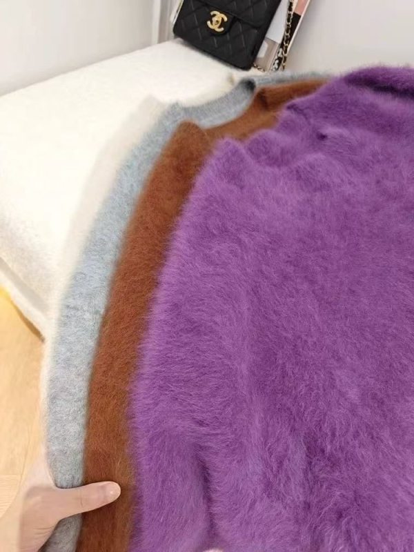 Poliészterből készült kerek nyakú pulóver, faux Mink Velvet textúrával, közepes vastagságú