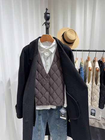 Γυναικεῖο γιλέκο από πούπουλα με V-λαιμό, λεπτό εξωτερικό ύφασμα από νάιλον, γέμισμα από λευκά πάπια πούπουλα 86–90%, άνετη γραμμή