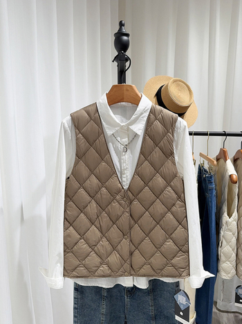 Γυναικεῖο γιλέκο από πούπουλα με V-λαιμό, λεπτό εξωτερικό ύφασμα από νάιλον, γέμισμα από λευκά πάπια πούπουλα 86–90%, άνετη γραμμή