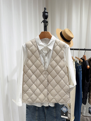 Γυναικεῖο γιλέκο από πούπουλα με V-λαιμό, λεπτό εξωτερικό ύφασμα από νάιλον, γέμισμα από λευκά πάπια πούπουλα 86–90%, άνετη γραμμή