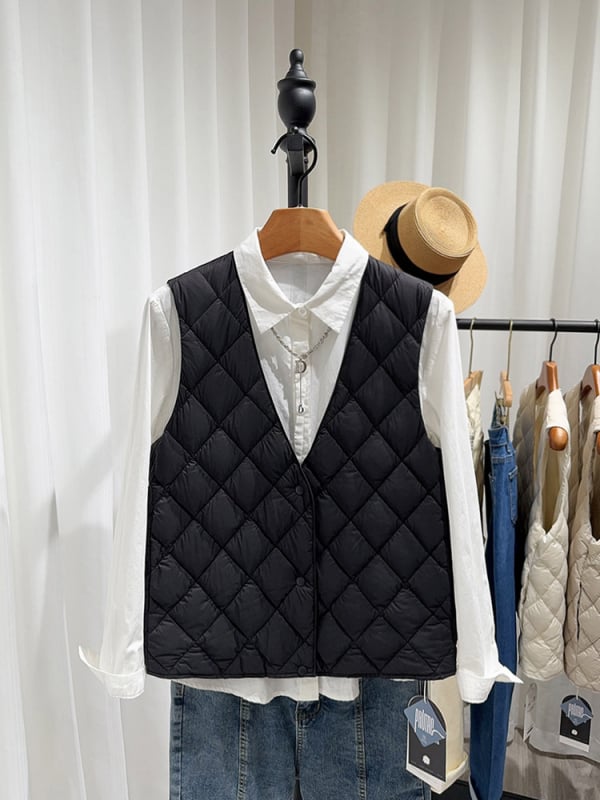 Γυναικεῖο γιλέκο από πούπουλα με V-λαιμό, λεπτό εξωτερικό ύφασμα από νάιλον, γέμισμα από λευκά πάπια πούπουλα 86–90%, άνετη γραμμή