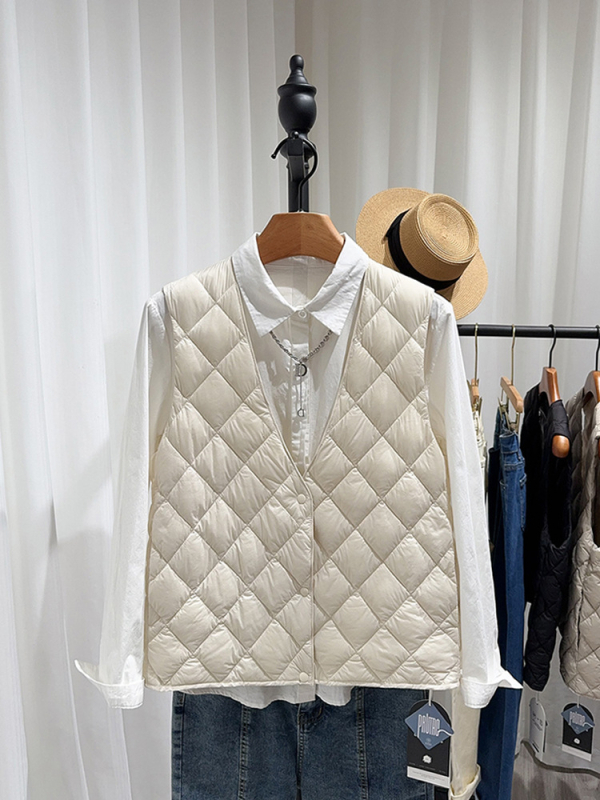 Γυναικεῖο γιλέκο από πούπουλα με V-λαιμό, λεπτό εξωτερικό ύφασμα από νάιλον, γέμισμα από λευκά πάπια πούπουλα 86–90%, άνετη γραμμή