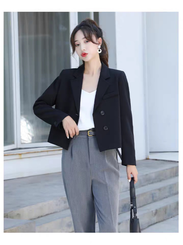 Koreai stílusú karcsúsított blézer, egysoros gombolás, kétgombos zárás, poliészter anyag, 2025-ös őszi kiadás