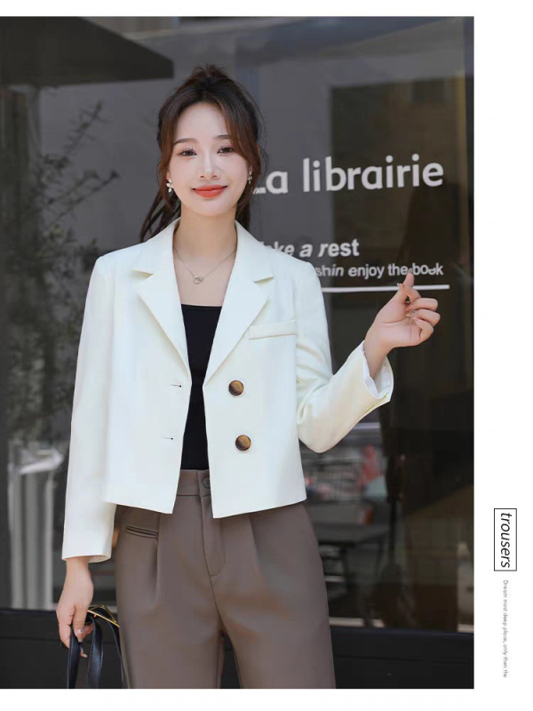 Koreai stílusú karcsúsított blézer, egysoros gombolás, kétgombos zárás, poliészter anyag, 2025-ös őszi kiadás
