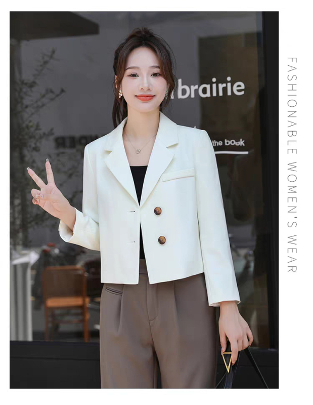 Koreai stílusú karcsúsított blézer, egysoros gombolás, kétgombos zárás, poliészter anyag, 2025-ös őszi kiadás