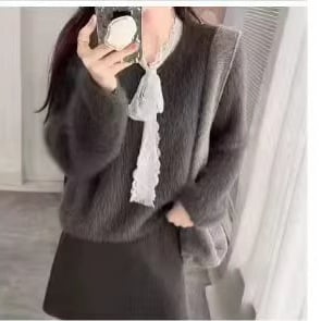 Mesterséges kasmír kötött pulóver patchwork csipkével, V-nyakú, hosszú ujjú, laza szabású, normál hossz
