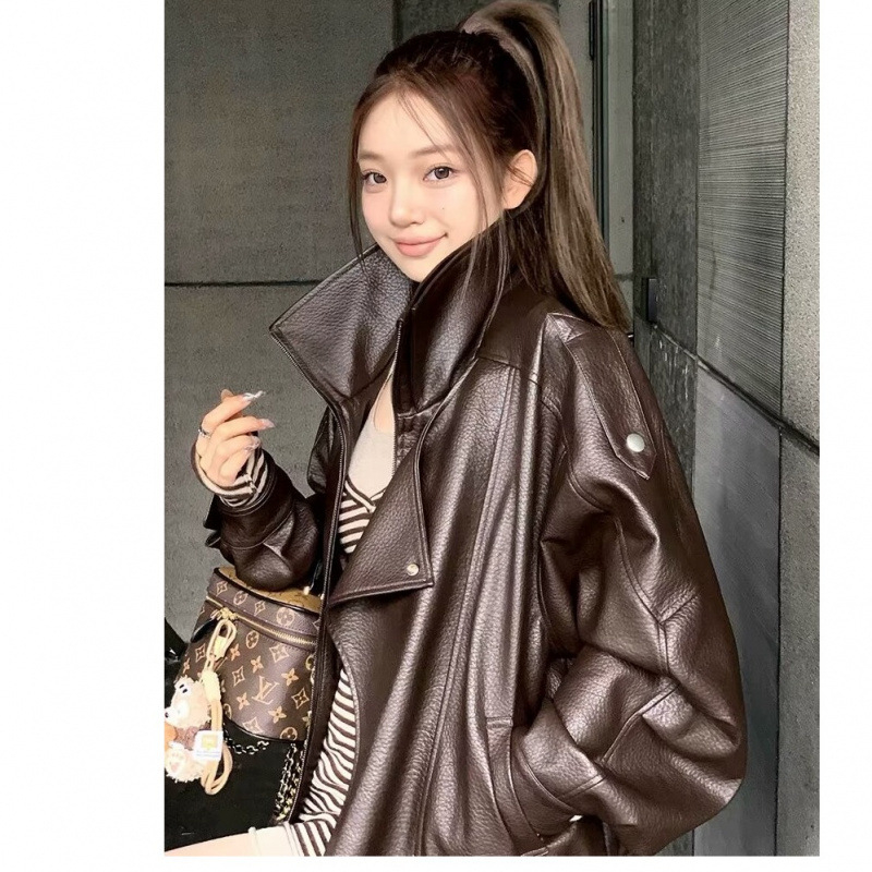 Geacă de piele pentru femei – lungime extra, guler stil rever, mâneci super lungi, croială lejeră, stil urban, lansare toamnă 2024