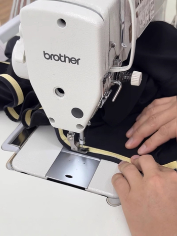 Ženski bezrukavni T-shirt s umetkom za dojke, seksi stil, pamuk-lin miks, okrugli izrez, kratka dužina, verzija s desnim ramenom