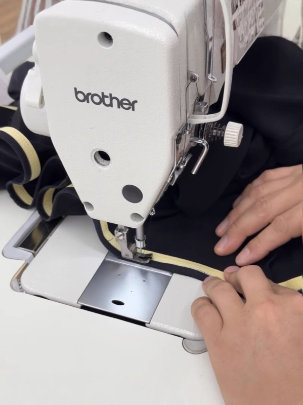 Ženski bezrukavni T-shirt s umetkom za dojke, seksi stil, pamuk-lin miks, okrugli izrez, kratka dužina, verzija s desnim ramenom