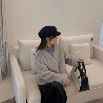 Mesterséges szőrme kabát, butik minőség, OEM/ODM feldolgozás, japán és koreai stílus, szőrme és hímzés (Mesterséges szőrme; Hímzés; OEM/ODM; Japán és Koreai stílus)