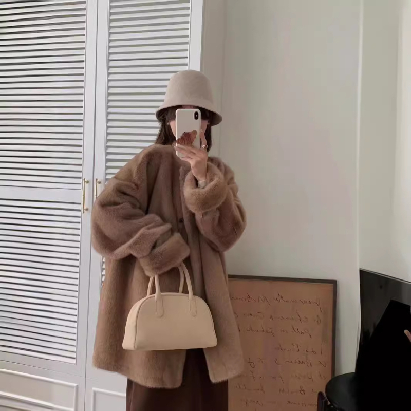 Mesterséges szőrme kabát, butik minőség, OEM/ODM feldolgozás, japán és koreai stílus, szőrme és hímzés (Mesterséges szőrme; Hímzés; OEM/ODM; Japán és Koreai stílus)