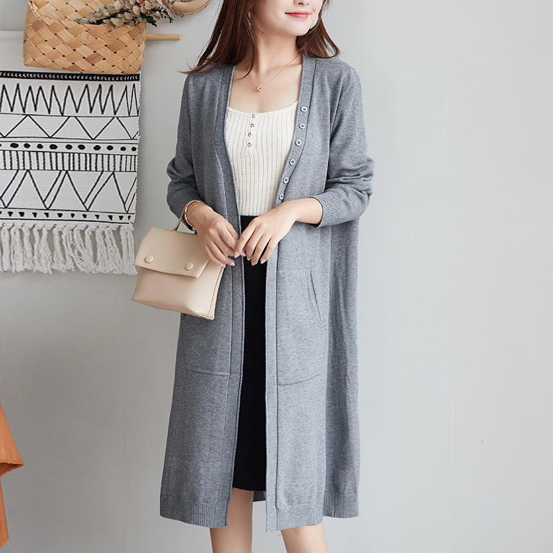 Srednje dugi ženski pleteni kardigan s V izrezom, dugim rukavima i džepovima; tkanina od modalne smjese s krznenom dlakom zeca (95%+ modal)