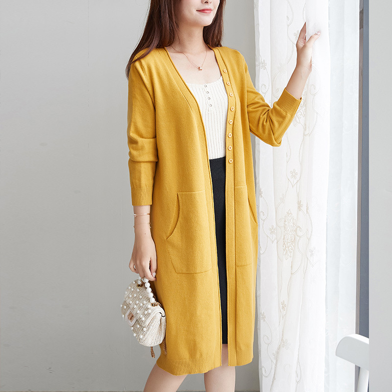 Srednje dugi ženski pleteni kardigan s V izrezom, dugim rukavima i džepovima; tkanina od modalne smjese s krznenom dlakom zeca (95%+ modal)