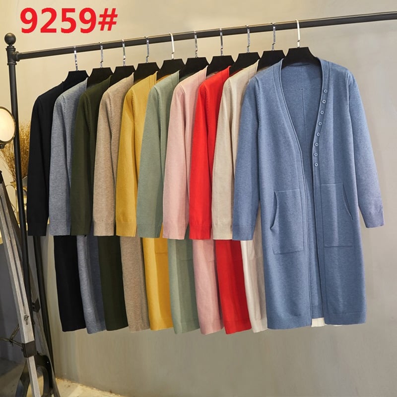 Srednje dugi ženski pleteni kardigan s V izrezom, dugim rukavima i džepovima; tkanina od modalne smjese s krznenom dlakom zeca (95%+ modal)