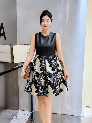 Haljina od prave kože sa panelima od satena; bez rukava, okrugli izrez, srednja duljina, A-kroj