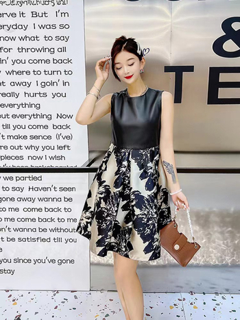 Haljina od prave kože sa panelima od satena; bez rukava, okrugli izrez, srednja duljina, A-kroj