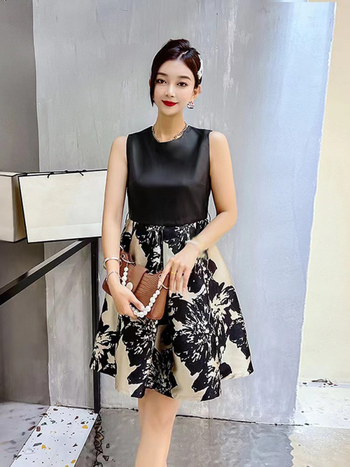 Haljina od prave kože sa panelima od satena; bez rukava, okrugli izrez, srednja duljina, A-kroj