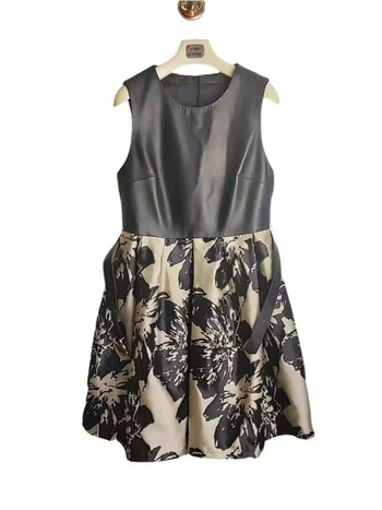 Haljina od prave kože sa panelima od satena; bez rukava, okrugli izrez, srednja duljina, A-kroj