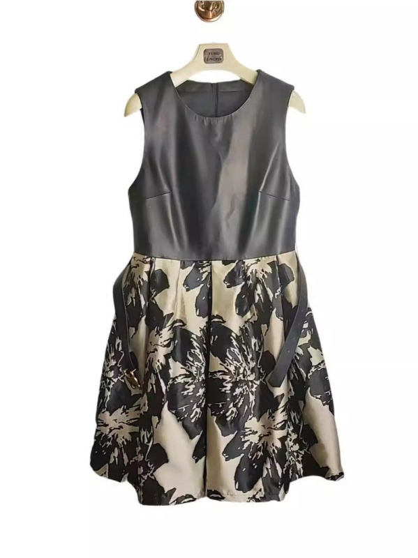 Haljina od prave kože sa panelima od satena; bez rukava, okrugli izrez, srednja duljina, A-kroj