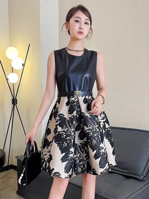 Haljina od prave kože sa panelima od satena; bez rukava, okrugli izrez, srednja duljina, A-kroj