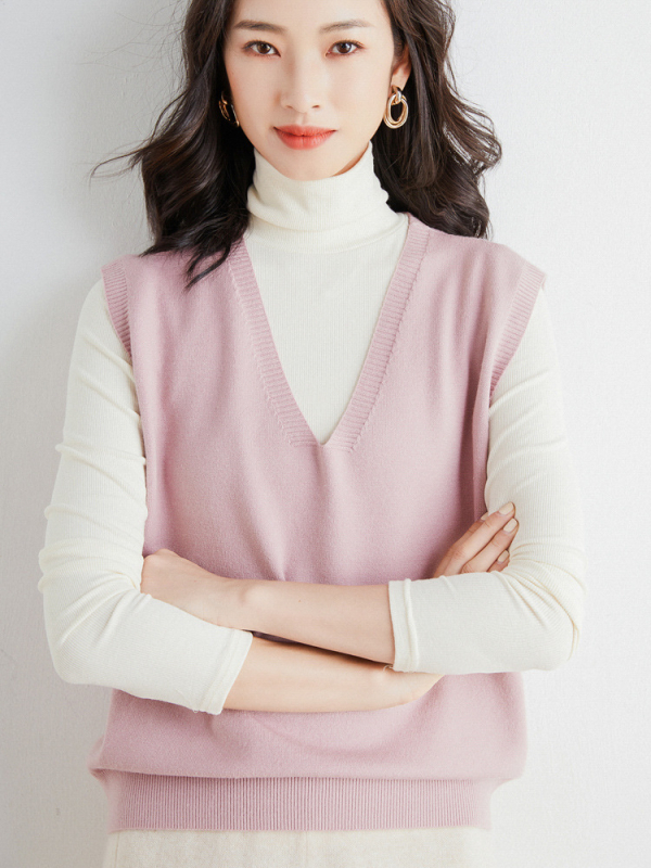 Ženski pleteni vest s V-izrezom, jednobojna boja, slim fit kroj, duljina 50–65 cm, materijal: core yarn s poliester punilom