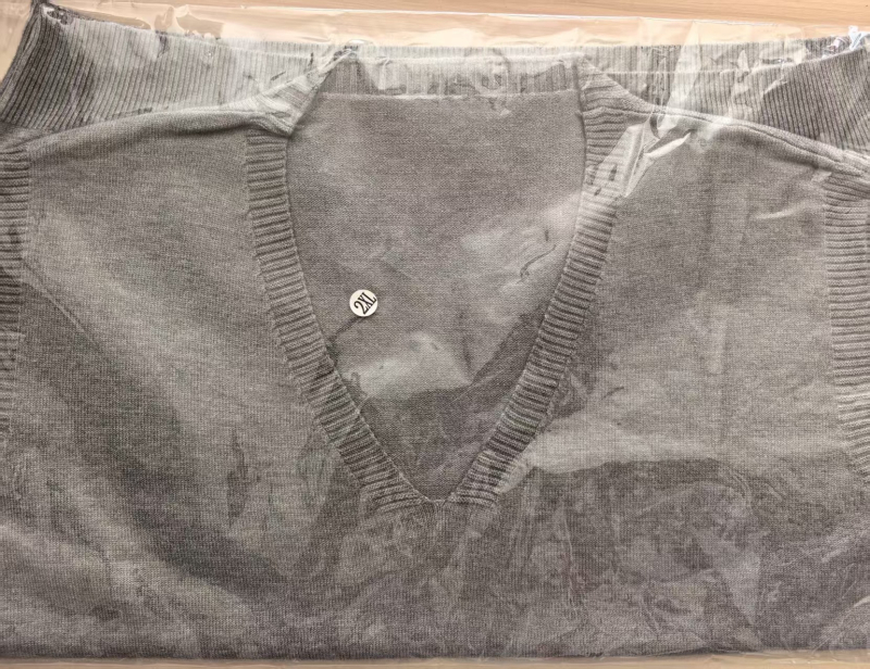 Ženski pleteni vest s V-izrezom, jednobojna boja, slim fit kroj, duljina 50–65 cm, materijal: core yarn s poliester punilom