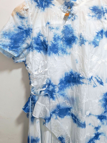 Duga haljina u kineskom stilu s tie-dye, bez rukava, podesiv struk