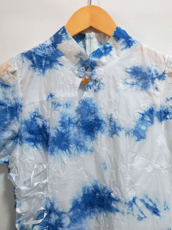 Duga haljina u kineskom stilu s tie-dye, bez rukava, podesiv struk