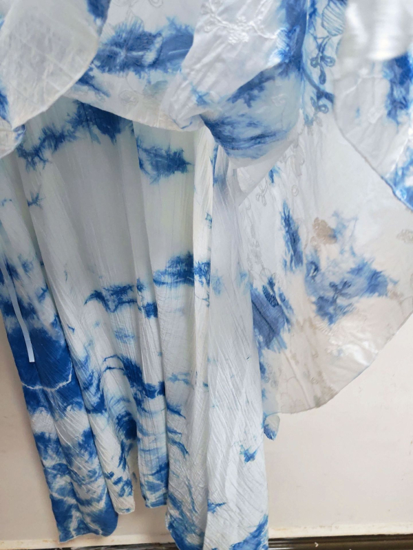 Duga haljina u kineskom stilu s tie-dye, bez rukava, podesiv struk