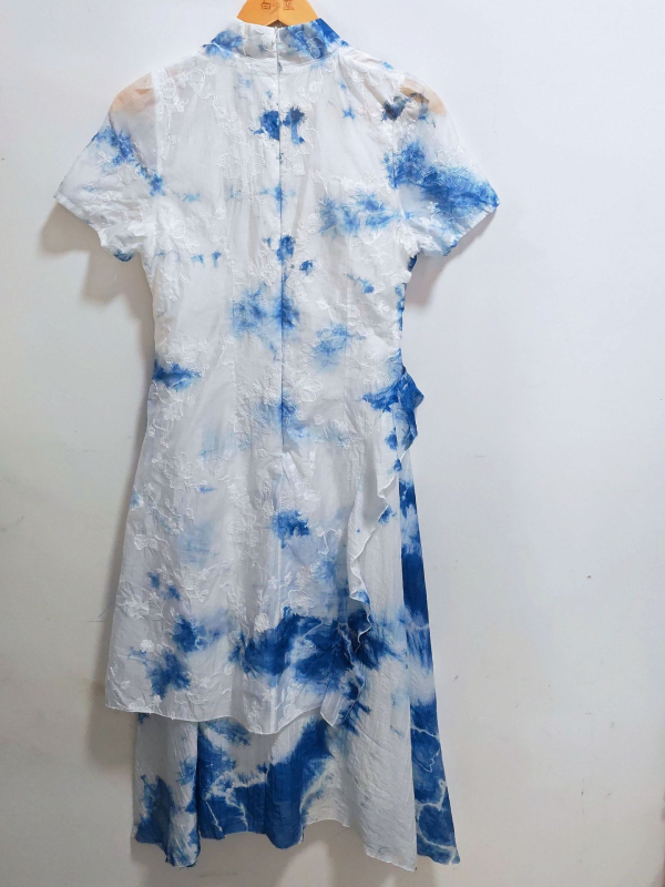 Duga haljina u kineskom stilu s tie-dye, bez rukava, podesiv struk