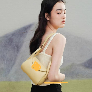 Torba od prave kože u obliku jastuka — cilindrična, magnetno zatvaranje, unutarnja pretinac za telefon, torba s poklopcem