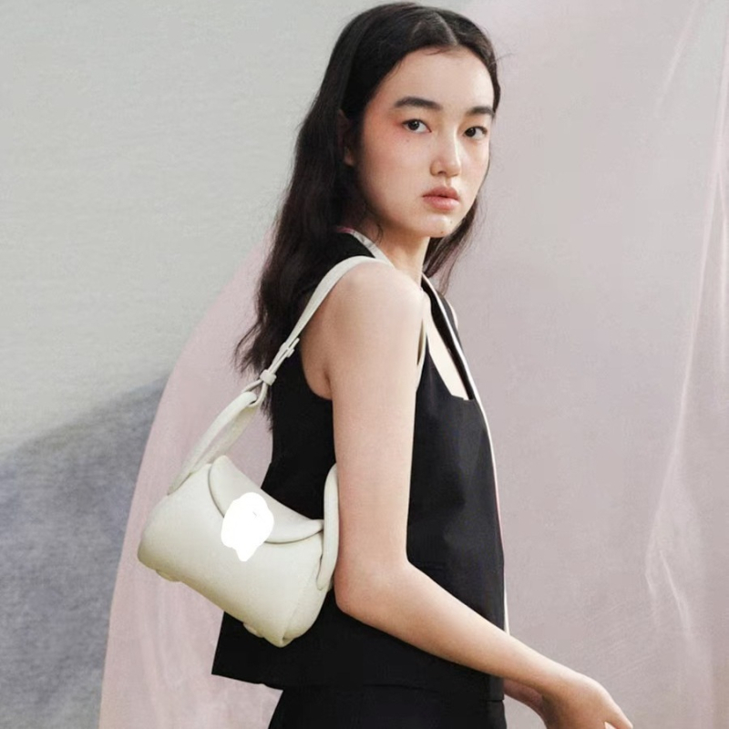 Torba od prave kože u obliku jastuka — cilindrična, magnetno zatvaranje, unutarnja pretinac za telefon, torba s poklopcem