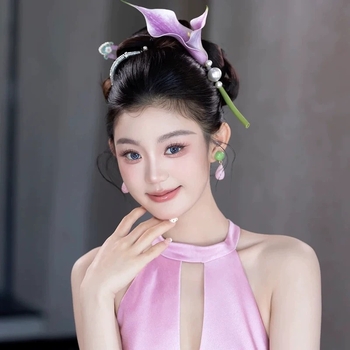 Perlena ukosnica za kosu – cvjetni dizajn u Mori stilu, proljeće 2025