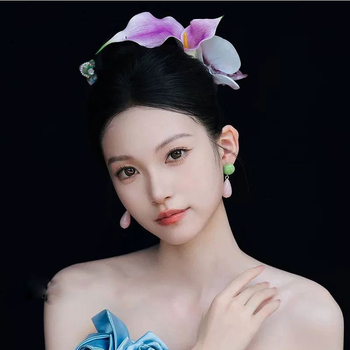 Perlena ukosnica za kosu – cvjetni dizajn u Mori stilu, proljeće 2025