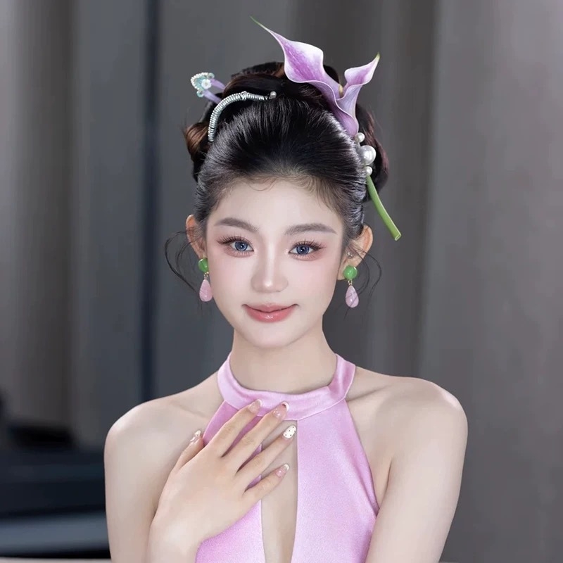 Perlena ukosnica za kosu – cvjetni dizajn u Mori stilu, proljeće 2025