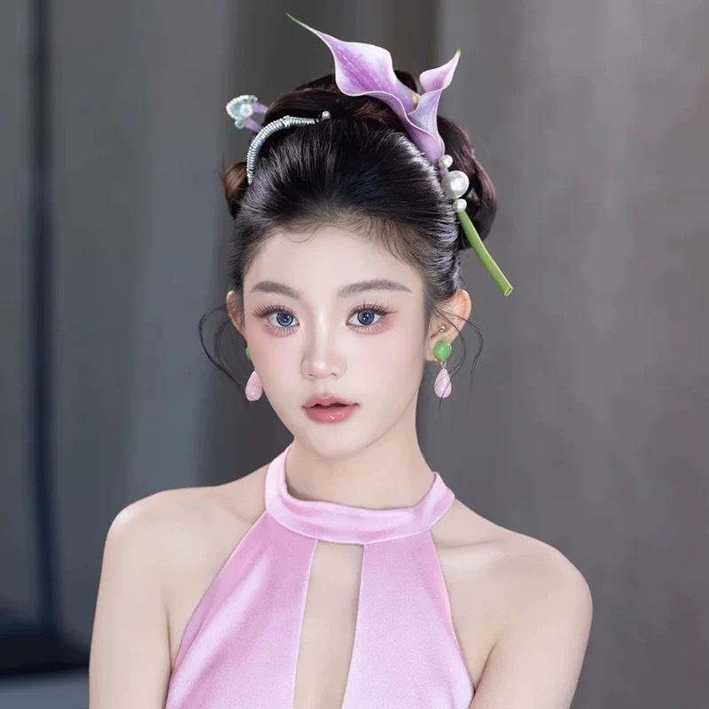 Perlena ukosnica za kosu – cvjetni dizajn u Mori stilu, proljeće 2025