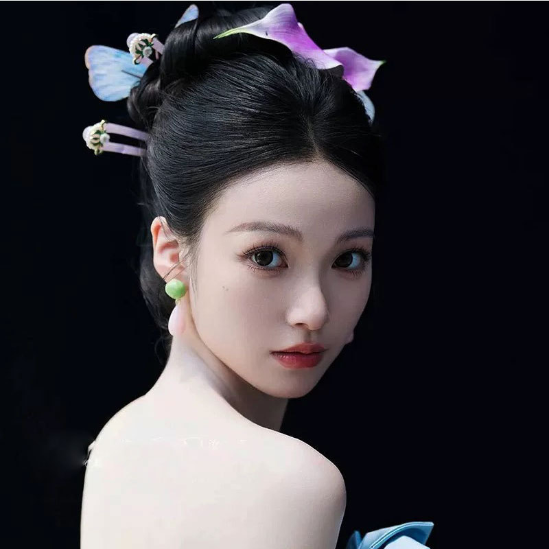 Perlena ukosnica za kosu – cvjetni dizajn u Mori stilu, proljeće 2025