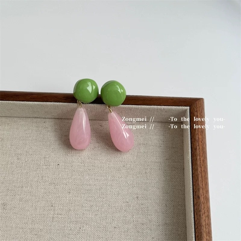 Perlena ukosnica za kosu – cvjetni dizajn u Mori stilu, proljeće 2025