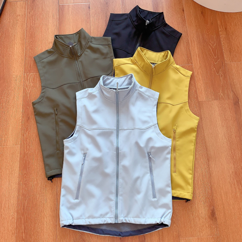 Soft shell prsluk s kapuljačom, slim fit, stojeći ovratnik, dvostruko zatvaranje, pamuk-mješavina tkanine, proljeće 2025