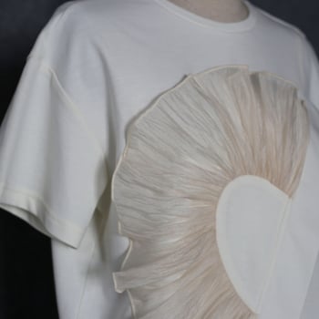 Персонализирана тениска с неправилна форма, къс ръкав — пробни образци; плат: химическо влакно и плетен памук; обработка: OEM, пробно и чертежно; пробен цикъл 3–5 дни; капацитет 50 бр/ден