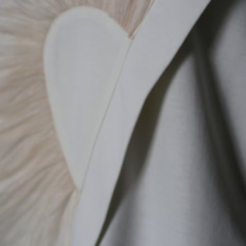 Персонализирана тениска с неправилна форма, къс ръкав — пробни образци; плат: химическо влакно и плетен памук; обработка: OEM, пробно и чертежно; пробен цикъл 3–5 дни; капацитет 50 бр/ден