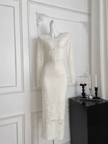 Csipkés ruha egy vállon, V-nyakú, masni részlettel, A-vonalú sziluettel