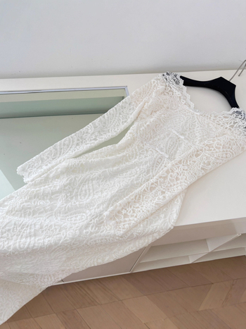 Csipkés ruha egy vállon, V-nyakú, masni részlettel, A-vonalú sziluettel