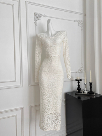 Csipkés ruha egy vállon, V-nyakú, masni részlettel, A-vonalú sziluettel