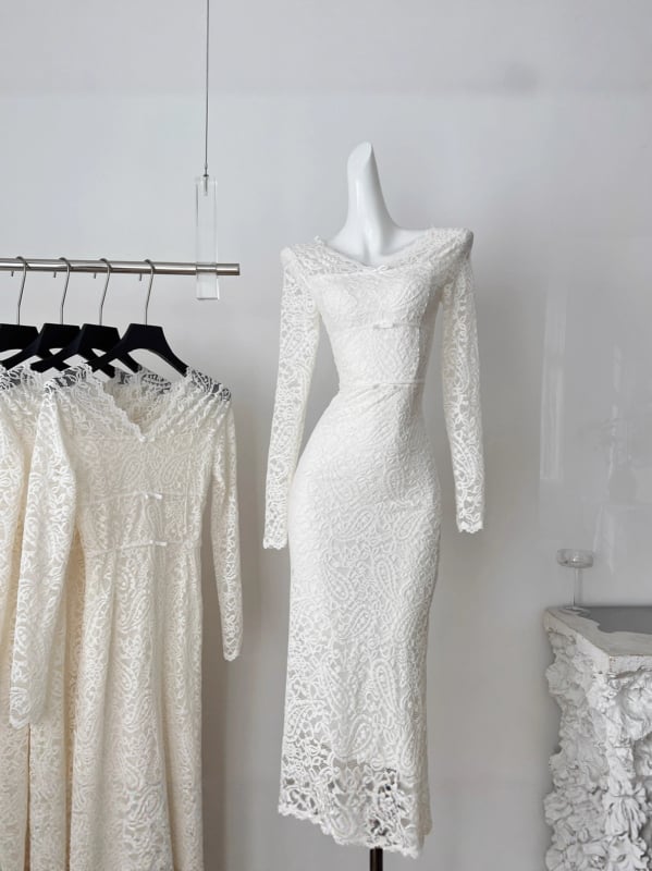 Csipkés ruha egy vállon, V-nyakú, masni részlettel, A-vonalú sziluettel